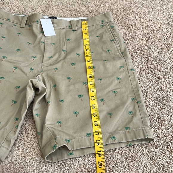 New! J.Crew factory mens SZ 34, khaki shorts with palm trees. - Picture 3 of 7